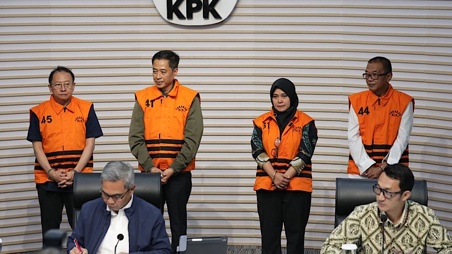 Empat tersangka pejabat Kemnaker kasus pemerasan pengurusan izin TKA saat konfrensi pers di KPK, Kamis (17/7/2025) (Bloomberg Technoz/Andrean K)