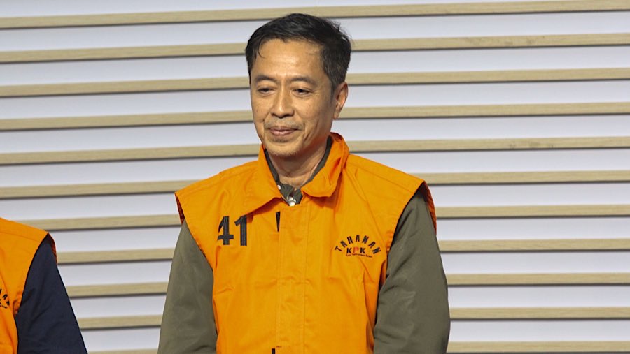 Dirjen Binapenta & PKK Kemnaker (2024-2025) Haryanto, tersangka pengurusan izin TKA dihadirkan di KPK, Kamis (17/7/2025) (Bloomberg Technoz/Andrean)