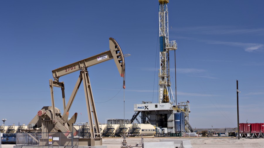 Sebuah pompa beroperasi di atas sumur minyak milik Chevron Corp. di Permian Basin dekat Midland, Texas, pada 2018./dok. Bloomberg