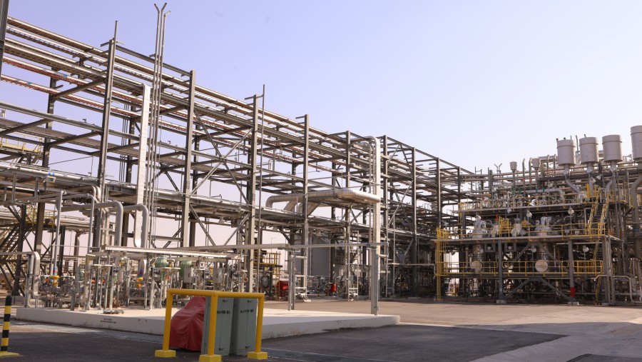 Pekerjaan pipa di Departemen Pengolahan Khurais di ladang minyak Khurais di Khurais, Arab Saudi. (Fotografer: Maya Sidiqqui/Bloomberg)