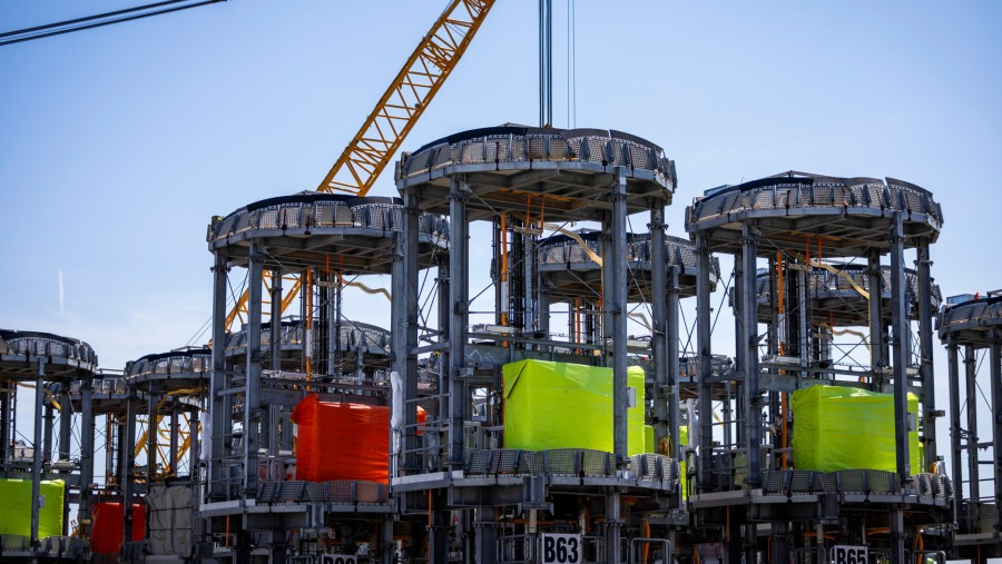 Komponen pondasi turbin angin di pusat konstruksi Pelabuhan Providence di Providence, Rhode Island. (Fotografer: Adam Glanzman/Bloomberg)