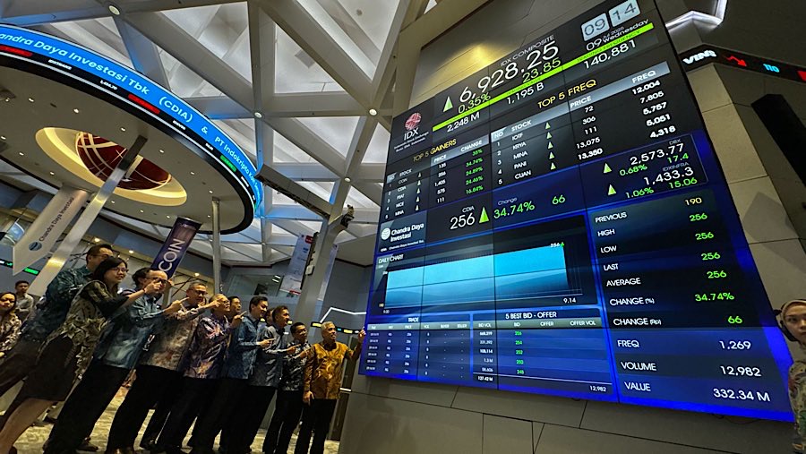 Pencatatan perdana saham PT Chandra Daya Investasi Tbk dengan kode CDIA di BEI, Rabu (9/7/2025). (Bloomberg Tecnoz/Andrean Kristianto)