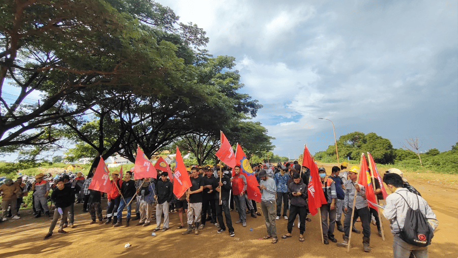 Karyawan PT Huadi Nickel Alloy Indonesia (HNAI) berunjuk rasa usai isu PHK 'terselubung' pada 17 Juli 2025./dok. SBIPE