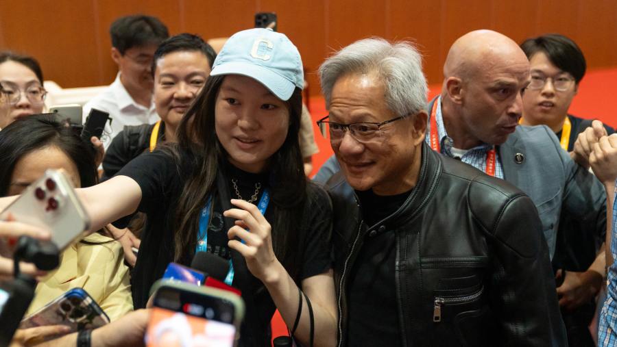 Jensun Huang, CEO dan pendiri Nvidia berfoto dengan penggemar di China. (Andrea Verdelli/Bloomberg)