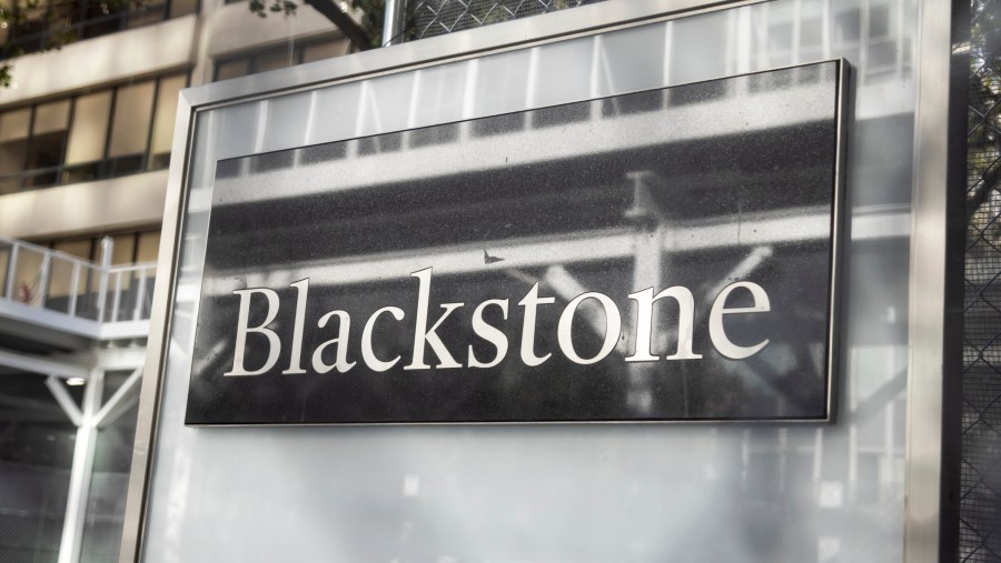 Papan nama Blackstone Inc., perusahaan perusahaan ekuitas swasta yang awalnya masuk di konsorsium calon pembeli TikTok AS. (Bloomberg)