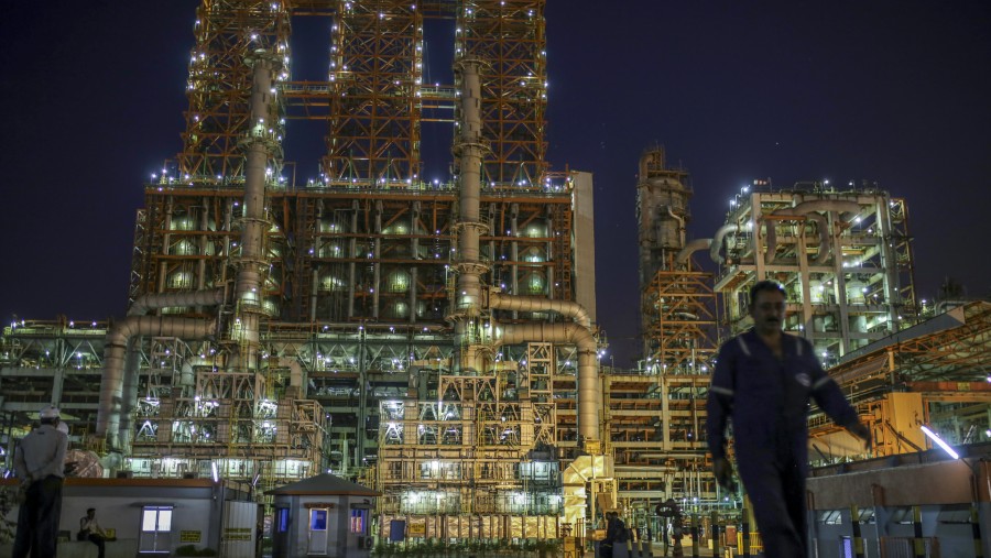 Kompleks Kilang Vadinar yang dioperasikan oleh Nayara Energy Ltd. Vadinar, Gujarat, India. (Fotografer: Dhiraj Singh/Bloomberg)