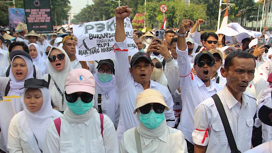 Para peserta aksi menyuarakan keresahan mengenai ketidakjelasan status honorer R4. (Bloomberg Technoz/Andrean Kristianto)