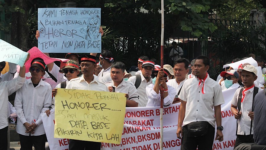 Massa mendesak Presiden Prabowo menerbitkan Peraturan Pemerintah (PP) pengangkatan honorer R4. (Bloomberg Technoz/Andrean Kristianto)