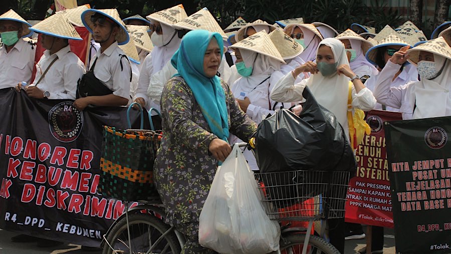 Masa aksi ini menuntut adanya kebijakan afirmatif bagi honorer non-database BKN yang gagal dalam seleksi CPNS (Bloomberg Technoz/Andrean Kristianto)