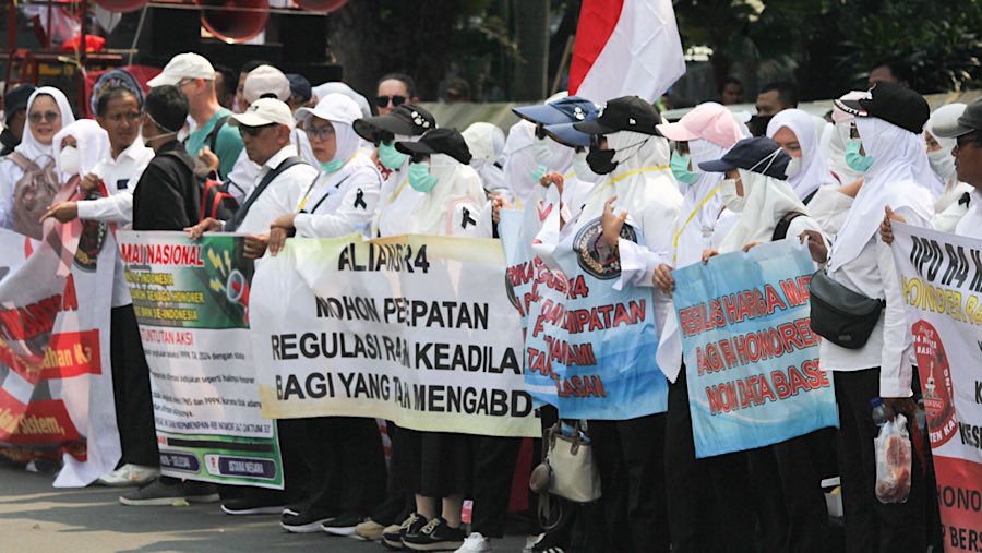 Aksi ini diikuti oleh aliansi tenaga honorer R4 dari seluruh Indonesia. (Bloomberg Technoz/Andrean Kristianto)
