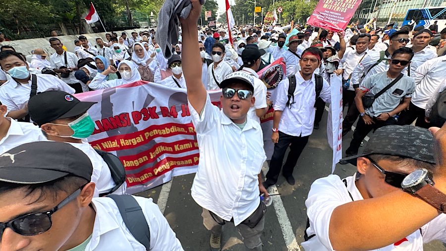 Sejumlah tenaga honorer dari Aliansi R4 Indonesia demo di Jalan Merdeka Selatan, Jakarta, Senin (21/7/2025). (Bloomberg Technoz/Andrean Kristianto)