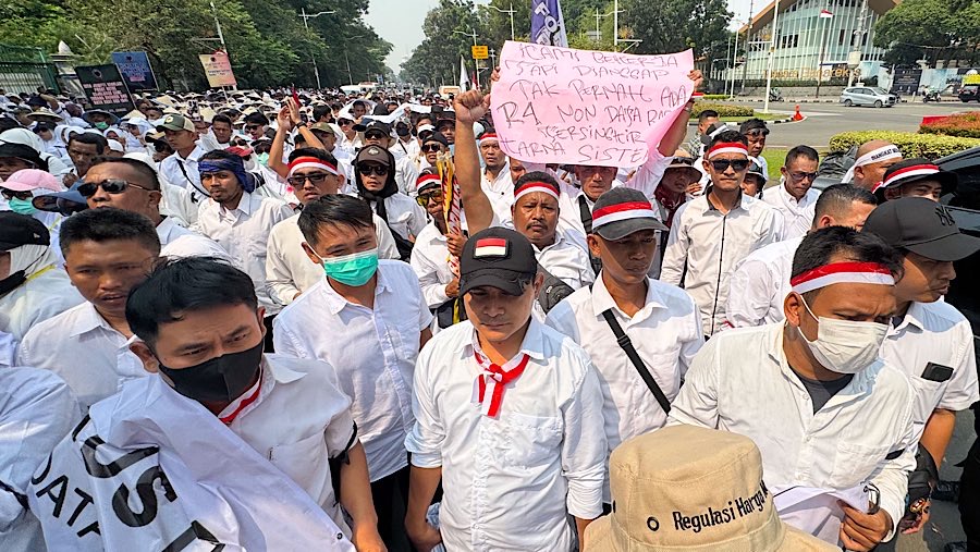 Sejumlah tenaga honorer dari Aliansi R4 Indonesia demo di Jalan Merdeka Selatan, Jakarta, Senin (21/7/2025). (Bloomberg Technoz/Andrean Kristianto)
