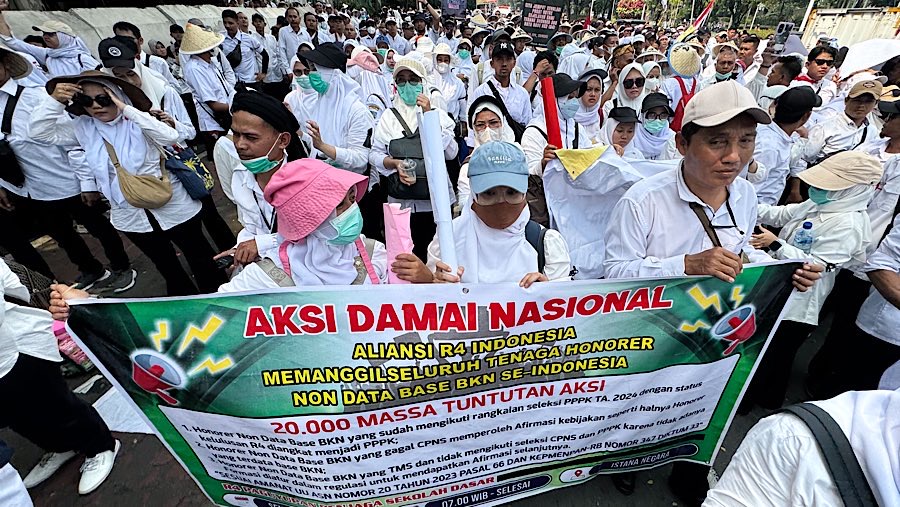 Mereka menuntut kejelasan dari negara atas nasib mereka. (Bloomberg Technoz/Andrean Kristianto)