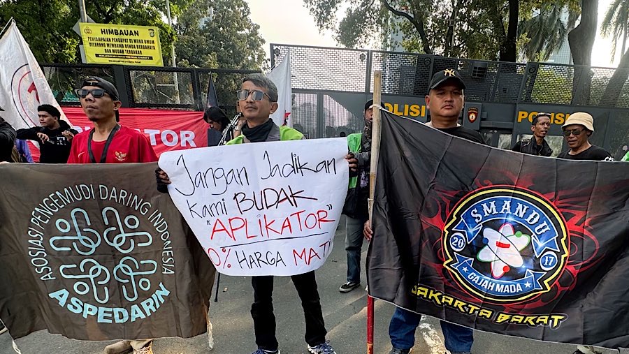 Massa juga menuntut sistem bagi hasil 90% untuk pengemudi dan 10% untuk aplikator (Bloomberg Technoz/Andrean Kristianto)