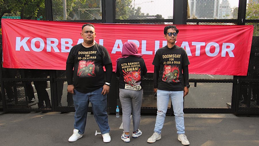 Aksi ini diikuti pulahan driver ojol yang tergabung dalam Asosiasi Pengemudi Ojol Garda Indonesia. (Bloomberg Technoz/Andrean Kristianto)