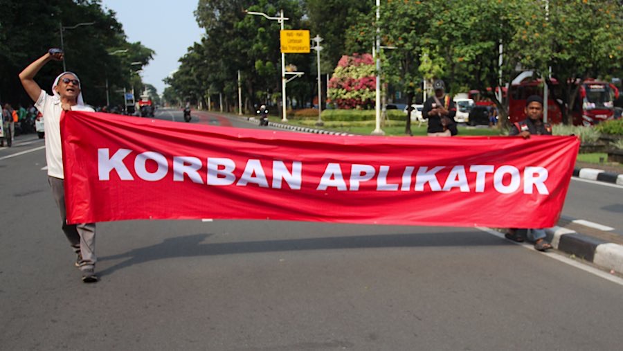 Mereka meminta adanya Perppu tentang transportasi online. (Bloomberg Technoz/Andrean Kristianto)