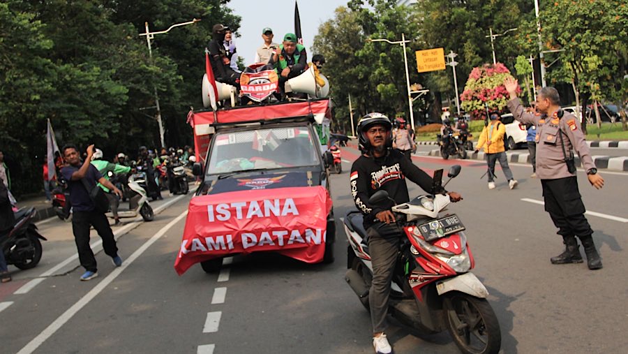Dalam aksi tersebut, para pengemudi menyuarakan lima tuntutan utama. (Bloomberg Technoz/Andrean Kristianto)