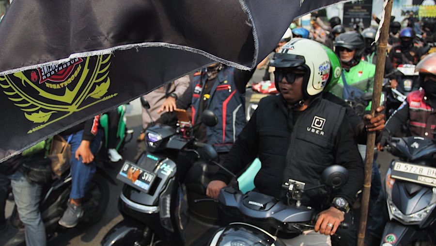 Aksi demonstrasi ini bertajuk 'Aksi Kebangkitan Jilid II Transportasi Online Nasional 217'. (Bloomberg Technoz/Andrean Kristianto)