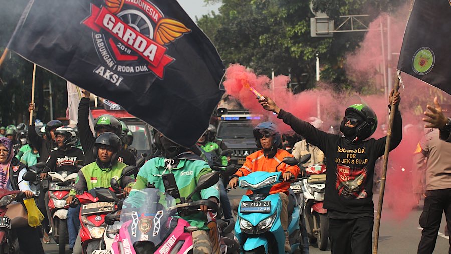 Pengemudi ojek daring (ojol) demo di Jalan Merdeka Selatan, Jakarta, Senin (21/7/2025). (Bloomberg Technoz/Andrean Kristianto)