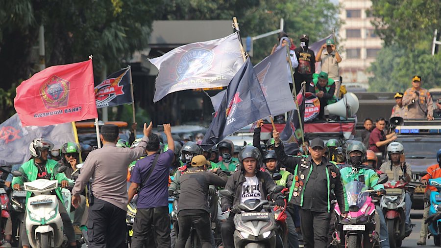 Pengemudi ojek daring (ojol) demo di Jalan Merdeka Selatan, Jakarta, Senin (21/7/2025). (Bloomberg Technoz/Andrean Kristianto)