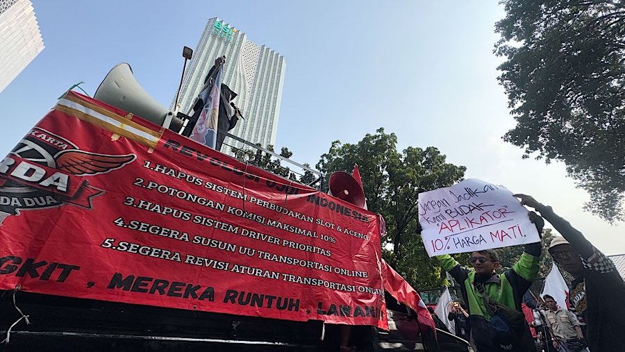 Aksi 217 disebut sebagai lanjutan demonstrasi besar beberapa waktu lalu. (Bloomberg Technoz/Andrean Kristianto)