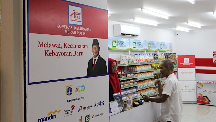 Warga berbelanja di Koperasi Kelurahan Merah Putih Melawai di kawasan Blok M, Jakarta, Senin (21/7/2025). (Bloomberg Technoz/Andrean Kristianto)
