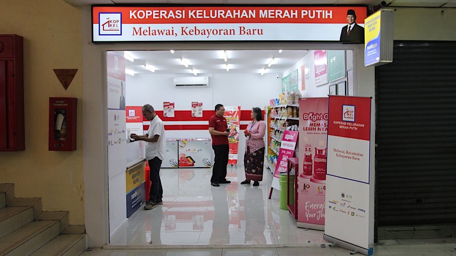 Warga berbelanja di Koperasi Kelurahan Merah Putih Melawai di kawasan Blok M, Jakarta, Senin (21/7/2025). (Bloomberg Technoz/Andrean Kristianto)
