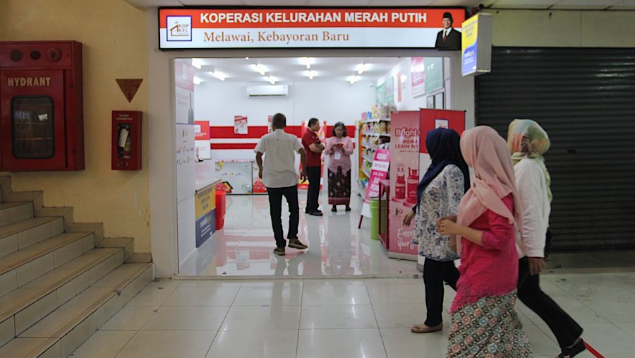 Warga berbelanja di Koperasi Kelurahan Merah Putih Melawai di kawasan Blok M, Jakarta, Senin (21/7/2025). (Bloomberg Technoz/Andrean Kristianto)