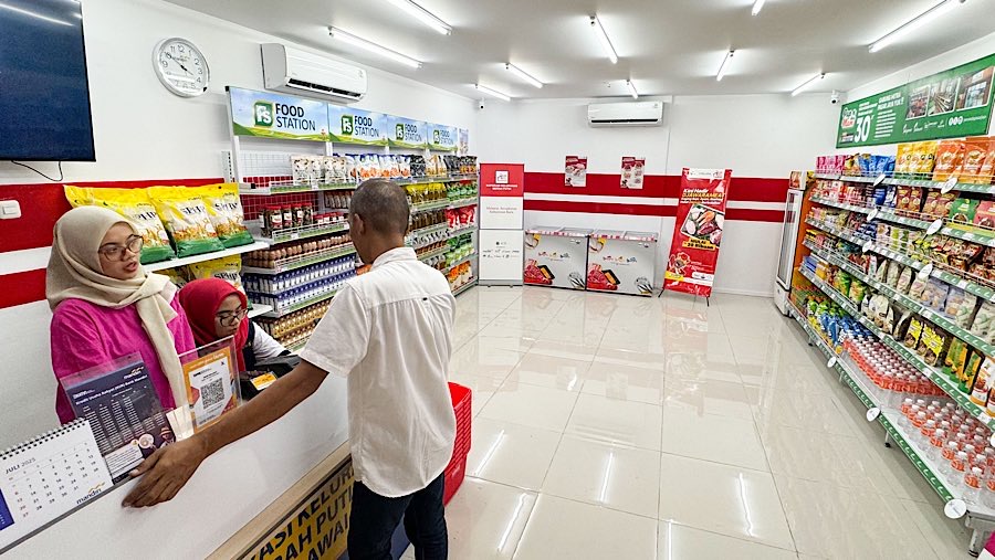 Warga melihat produk di Koperasi Kelurahan Merah Putih Melawai di kawasan Blok M, Jakarta, Senin (21/7/2025). (Bloomberg Technoz/Andrean Kristianto)