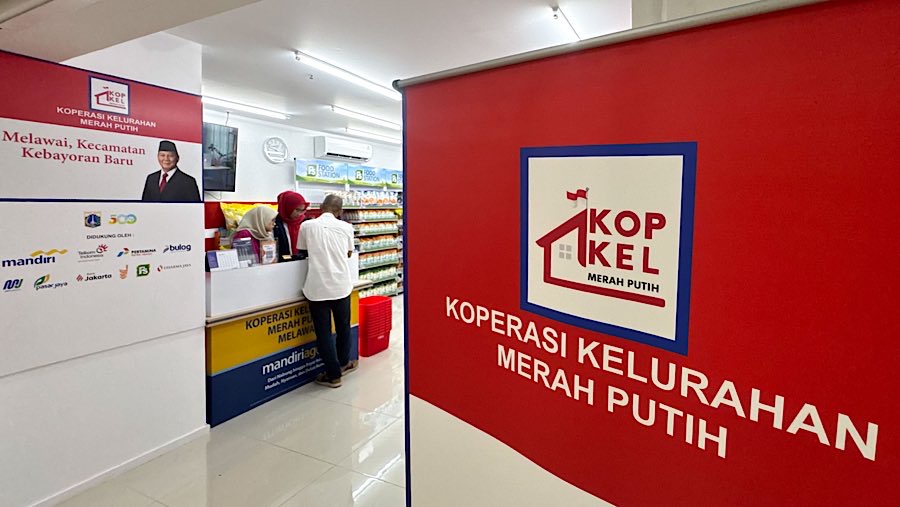 Warga melihat produk di Koperasi Kelurahan Merah Putih Melawai di kawasan Blok M, Jakarta, Senin (21/7/2025). (Bloomberg Technoz/Andrean Kristianto)