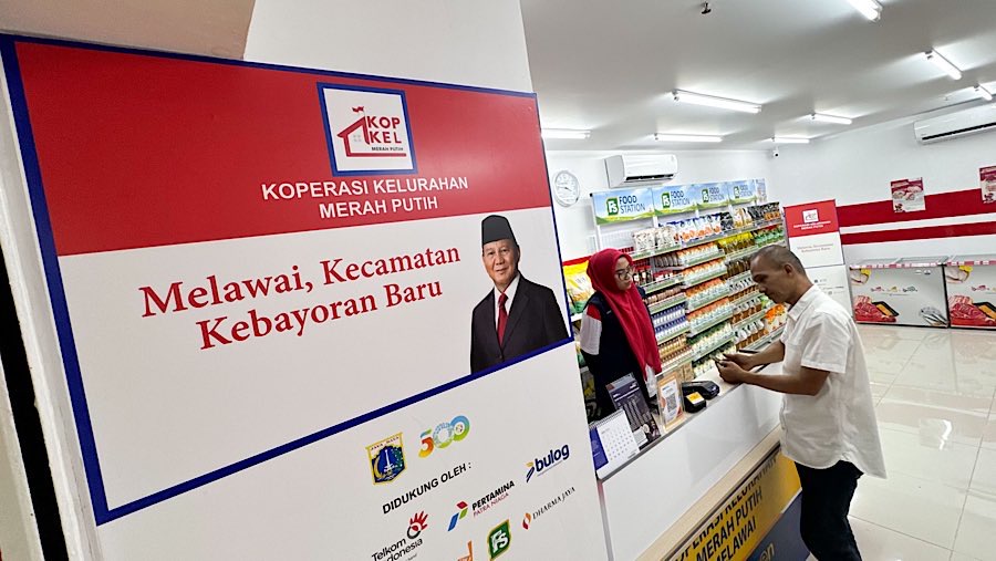 Warga melihat produk di Koperasi Kelurahan Merah Putih Melawai di kawasan Blok M, Jakarta, Senin (21/7/2025). (Bloomberg Technoz/Andrean Kristianto)
