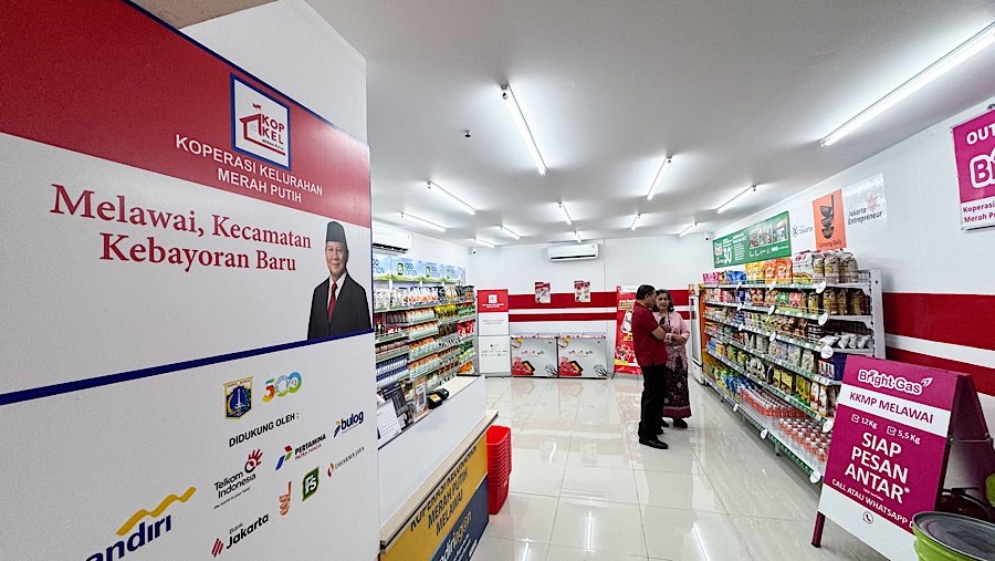 Warga melihat produk di Koperasi Kelurahan Merah Putih Melawai di kawasan Blok M, Jakarta, Senin (21/7/2025). (Bloomberg Technoz/Andrean Kristianto)