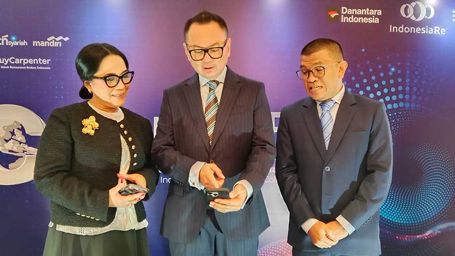 Dirut PT Reasuransi Indonesia Utama (Persero), Benny Waworuntu dan Direktur Teknik dan Operasi Indonesia Re Delil Khairat (Bloomberg Technoz/Pramesti)
