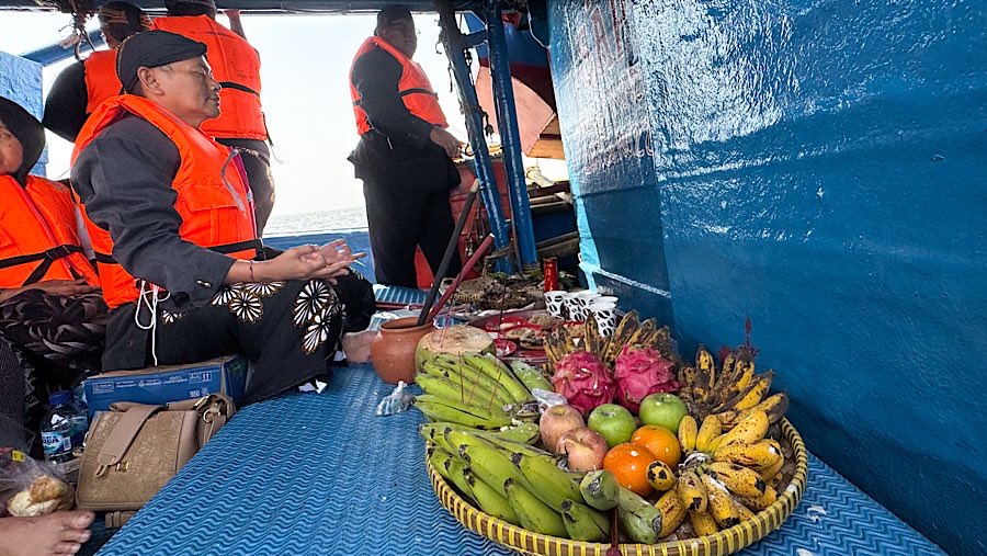 Sesajen yang akan dilarung merupakan bagian dari tradisi sedekah laut Nadran nelayan Muara Angke (Bloomberg Technoz/Andrean Kristianto) 