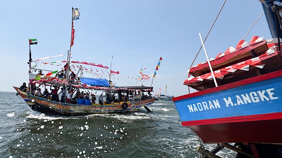 Tradisi sedekah laut Nadran nelayan Muara Angke biasanya dilakukan setiap 2 tahun sekali. (Bloomberg Technoz/Andrean Kristianto) 