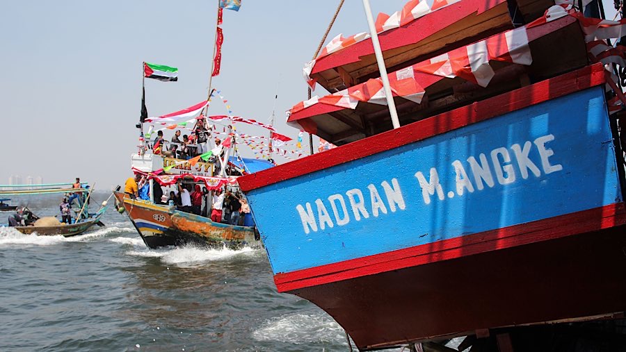 Warga mengikuti tradisi sedekah laut Nadran nelayan Muara Angke di Jakarta, Selasa (22/7/2025). (Bloombergt Technoz/Andrean Kristianto) 