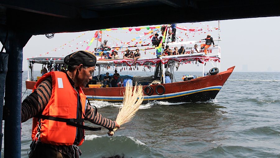 Prosesi ini dipercaya dapat menolak bala bagi para nelayan ketika di laut. (Bloomberg Technoz/Andrean Kristianto) 