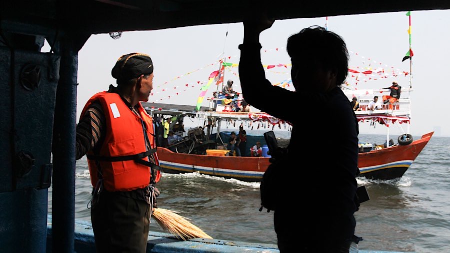 Sebanyak 25 kapal dengan ratusan nelayan mengikuti tradisi ini. (Bloomberg Technoz/Andrean Kristianto) 