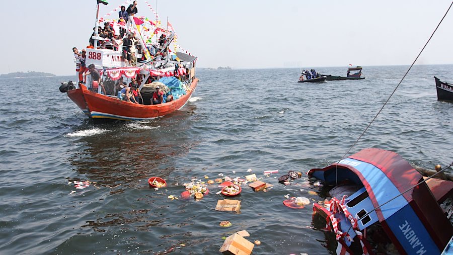 Dalam tradisi itu, para nelayan melarungkan berbagai sesajen, mulai dari bunga, dupa, buah-buahan, sayur mayur, kepala kerbau.