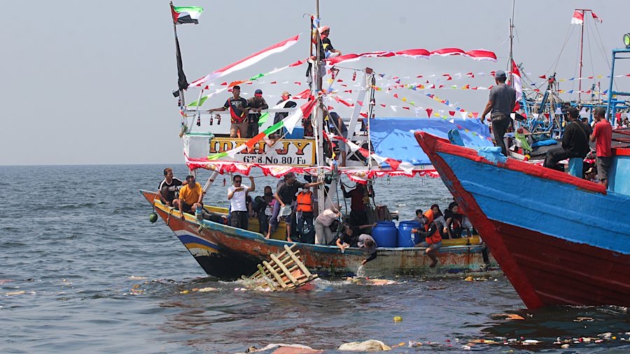 Tradisi ini merupakan kegiatan budaya yang sudah berjalan turun temurun sebagai bentuk syukur atas hasil laut. (Bloomberg Technoz/Andrean Kristianto) 