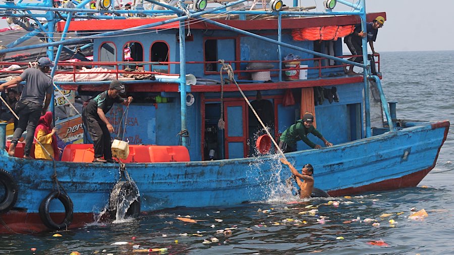 Usai pelarungan sejumlah warga Muara Angke yang mengikuti tradisi ini beberapa ada yang menyeburkan diri. (Bloomberg Technoz/Andrean Kristianto) 
