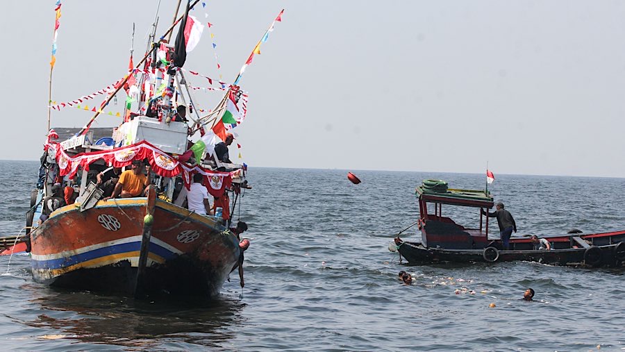 Warga mengikuti tradisi sedekah laut Nadran nelayan Muara Angke di Jakarta, Selasa (22/7/2025). (Bloombergt Technoz/Andrean Kristianto) 