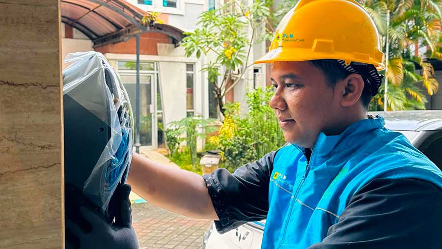 Ilustrasi petugas PLN saat melakukan pemasangan charger di rumah pelanggan (Dok. PLN)