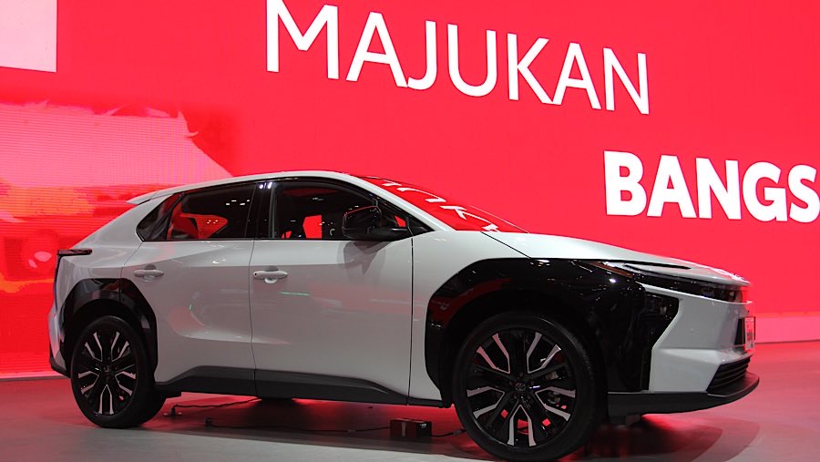 Toyota bZ4X ditampilkan dalam pameran GIIAS 2025 di ICE BSD, Rabu (23/7/2025). (Bloomberg Technoz/Andrean Kristianto)
