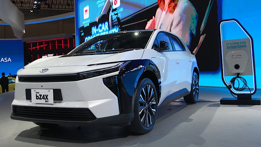 Toyota bZ4X ditampilkan dalam pameran GIIAS 2025 di ICE BSD, Rabu (23/7/2025). (Bloomberg Technoz/Andrean Kristianto)