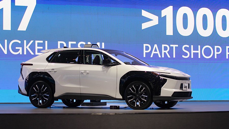 Toyota bZ4X ditampilkan dalam pameran GIIAS 2025 di ICE BSD, Rabu (23/7/2025). (Bloomberg Technoz/Andrean Kristianto)
