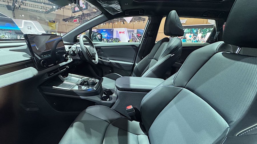Toyota bZ4X ditampilkan dalam pameran GIIAS 2025 di ICE BSD, Rabu (23/7/2025). (Bloomberg Technoz/Andrean Kristianto)
