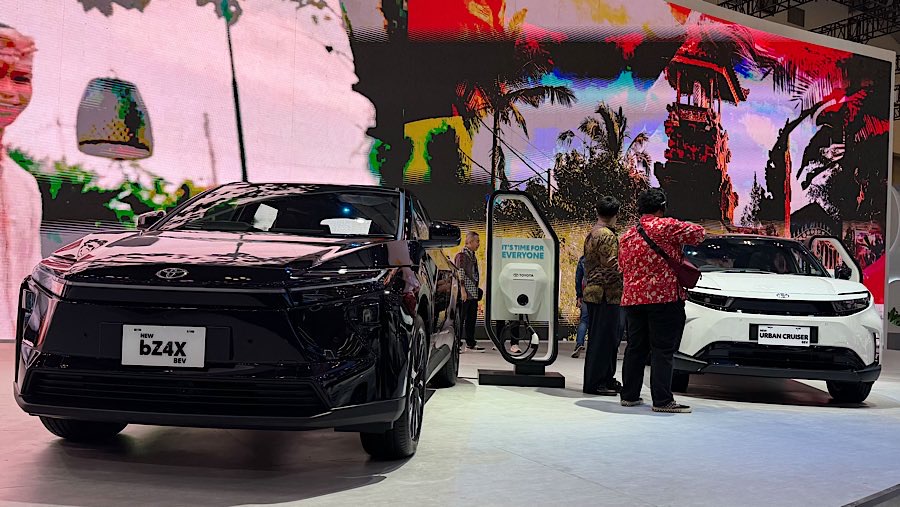 Toyota bZ4X dan Toyota Urban Cruiser EV ditampilkan dalam pameran GIIAS 2025 di ICE BSD, Rabu (23/7/2025). (Bloomberg Technoz/Andrean Kristianto)
