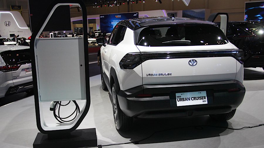 Toyota Urban Cruiser EV ditampilkan dalam pameran GIIAS 2025 di ICE BSD, Rabu (23/7/2025). (Bloomberg Technoz/Andrean Kristianto)