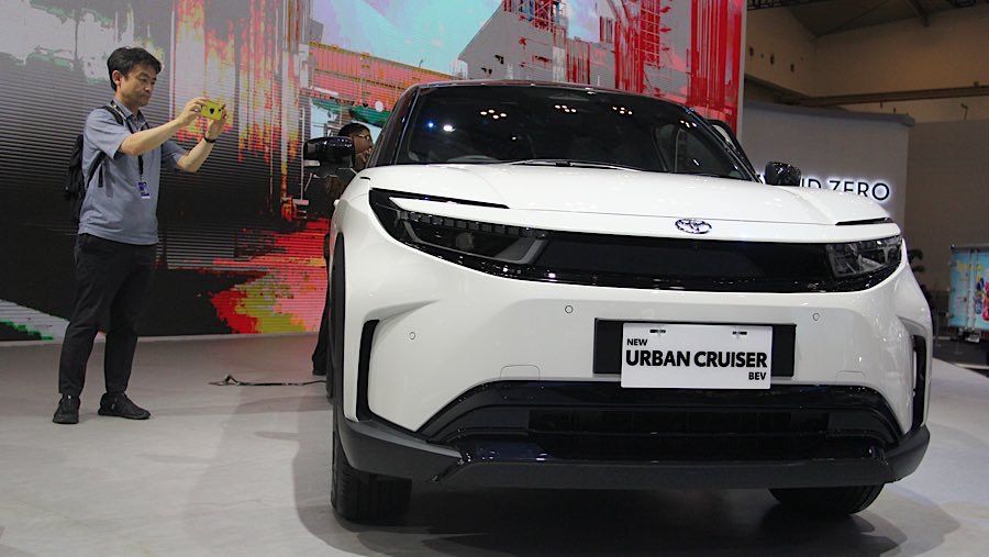 Toyota Urban Cruiser EV ditampilkan dalam pameran GIIAS 2025 di ICE BSD, Rabu (23/7/2025). (Bloomberg Technoz/Andrean Kristianto)